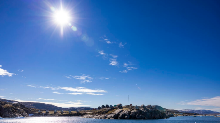 Alojamientos en el Ilimanaq Lodge, donde se alojan turistas que quieren ver ballenas y glaciares flotantes en Ilimanaq, Groenlandia, en la bahía de Disko, en la región polar ártica. Foto: AFP.