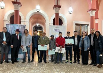 La Fundación Cultural del BCB hace entrega de la distinción del concurso en Chuquisaca. Foto: FCBCB.