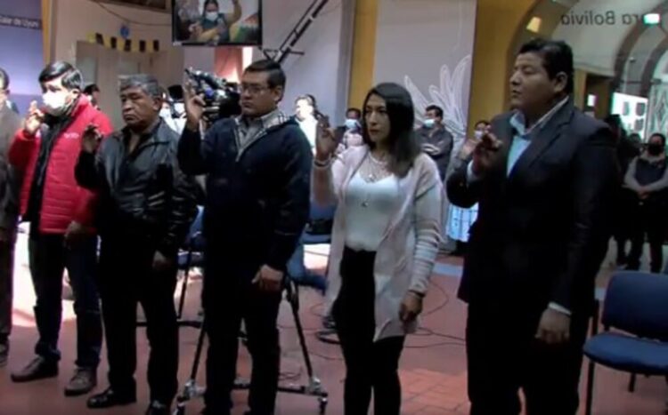 La nueva directiva hace su juramento. Captura: ABI.