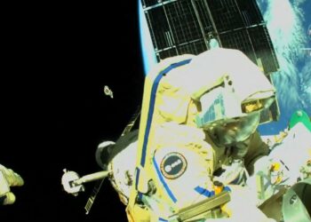 La ingeniera de vuelo Samantha Cristoforetti, de la ESA, trabaja en el exterior de la Estación Espacial Internacional. Foto: NASA.