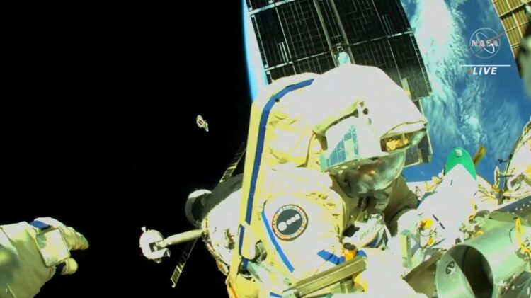 La ingeniera de vuelo Samantha Cristoforetti, de la ESA, trabaja en el exterior de la Estación Espacial Internacional. Foto: NASA.