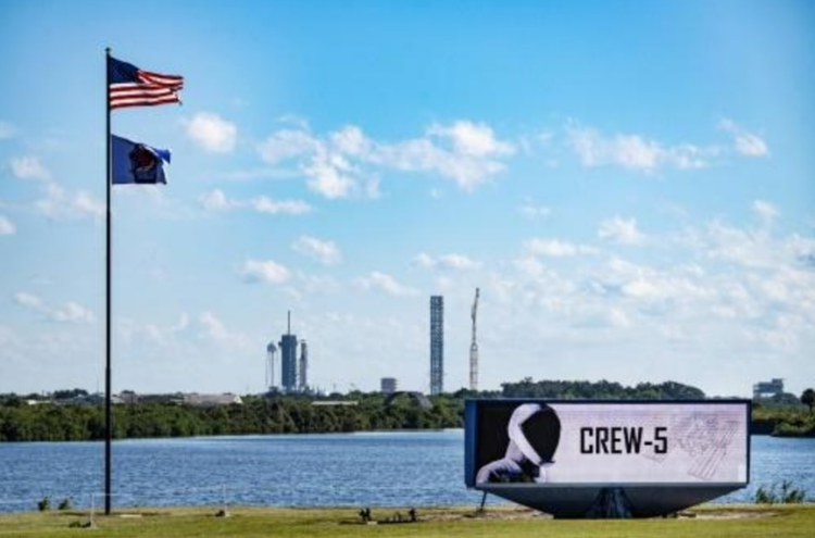 El cohete Falcon 9, de SpaceX, en su plataforma de lanzamiento en el Centro Espacial Kennedy de Florida el 3 de octubre de 2022. Foto: AFP.