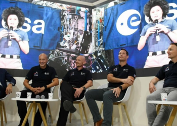 Los astronautas de la ESA Alexander Gerst, Thomas Pesquet y Matthias Maurer durante una videollamada con Samantha Cristoforetti, en la Estación Espacial Internacional (ISS), durante una rueda de prensa en París. Foto: AFP.