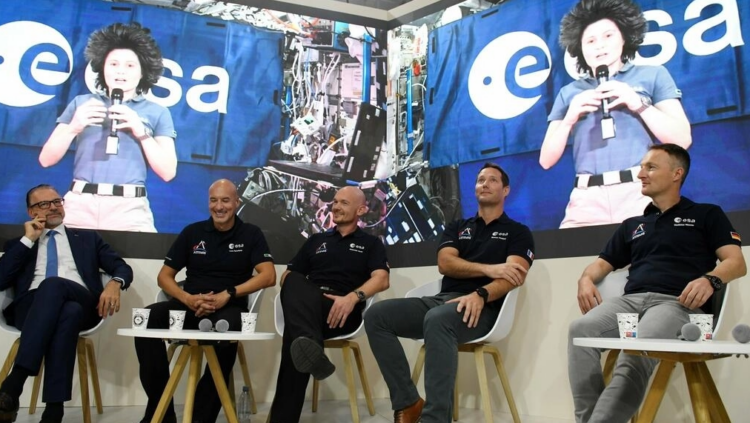 Los astronautas de la ESA Alexander Gerst, Thomas Pesquet y Matthias Maurer durante una videollamada con Samantha Cristoforetti, en la Estación Espacial Internacional (ISS), durante una rueda de prensa en París. Foto: AFP.