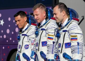 El estadounidense Frank Rubio, de la NASA, y los rusos Serguéi Prokópiev y Dmitri Petelin, de la agencia espacial rusa Roscosmos. Foto: AFP.