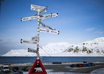 Una señal de advertencia por la presencia de osos polares, fotografiada en el exterior del aeropuerto de Longyearbyen, en el archipiélago noruego de Svalbard. Foto: AFP.