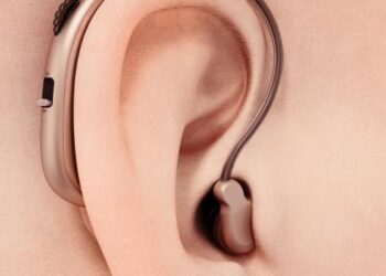 La medida, que entrará en vigor en octubre, reducirá el costo de un par de audífonos en aproximadamente 2,800 dólares al eliminar el requisito de ver a un médico o audiólogo. Foto: Shutterstock.