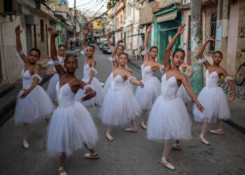 Ballet clásico entre las calles de una favela, en Río de Janeiro. Foto: AFP.