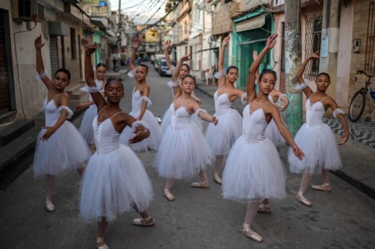 Ballet clásico entre las calles de una favela, en Río de Janeiro. Foto: AFP.