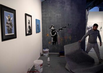 Banksy presenta sus obras en total anonimato. Foto: AFP.