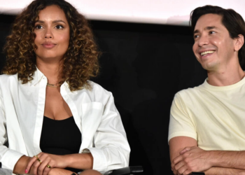 Georgina Campbell y Justin Long hablan en el escenario durante la proyección de 'Bárbaro', en Los Ángeles. Foto: AFP.