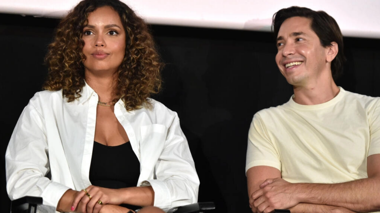 Georgina Campbell y Justin Long hablan en el escenario durante la proyección de 'Bárbaro', en Los Ángeles. Foto: AFP.