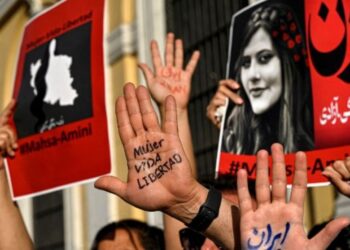 Miembros de grupos feministas y migrantes iraníes realizan una manifestación en apoyo de las mujeres iraníes y cantan 'Bella Ciao', tras la muerte en Irán de Masha Amini. Foto: AFP.