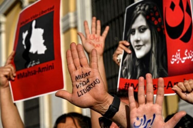 Miembros de grupos feministas y migrantes iraníes realizan una manifestación en apoyo de las mujeres iraníes y cantan 'Bella Ciao', tras la muerte en Irán de Masha Amini. Foto: AFP.