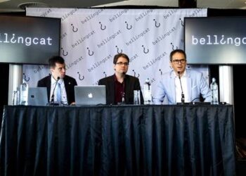 Eliot Higgins (centro), fundador del grupo de investigación en línea Bellingcat. Foto: AFP.