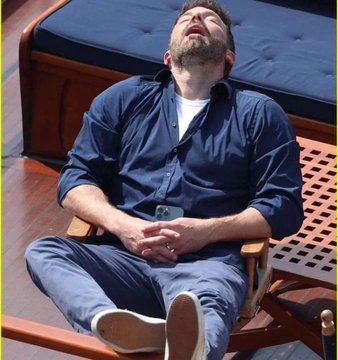 Una de las fotografías del actor Ben Affleck que dio pie a la creación de memes. Foto: Redes sociales.