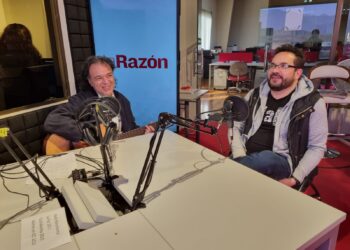 Los cantautores Marco Lavayén y Christian Benítez, en el estudio de La Razón Radio. Foto: La Razón.