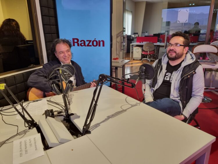 Los cantautores Marco Lavayén y Christian Benítez, en el estudio de La Razón Radio. Foto: La Razón.