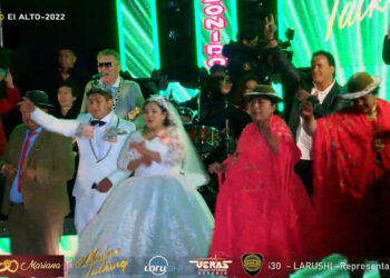 Los novios y algunos invitados bailan en el escenario junto al dúo Modern Talking Reloaded. Captura de pantalla: YouTube.