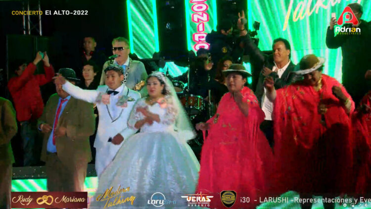 Los novios y algunos invitados bailan en el escenario junto al dúo Modern Talking Reloaded. Captura de pantalla: YouTube.