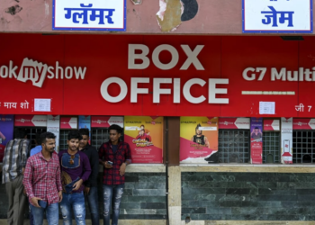 Un grupo de personas esperan en las taquillas afuera del multicine G7 en Bombay, una película de Bollywood, el 1 de octubre de 2022. Foto: AFP.