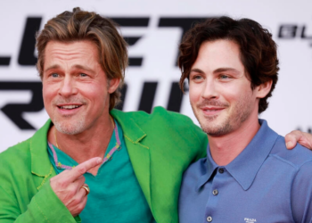 Los actores Brad Pitt (izq.) y Logan Lerman en el estreno de 'Tren bala' en Hollywood. Foto: AFP.
