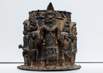 Las obras de arte africano más reputadas: dos tronos, y una cabeza conmemorativa de un rey que adornaba el palacio de Benin City, antigua capital del Reino de Benín (sur de Nigeria). Foto: AFP.