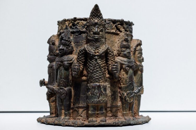 Las obras de arte africano más reputadas: dos tronos, y una cabeza conmemorativa de un rey que adornaba el palacio de Benin City, antigua capital del Reino de Benín (sur de Nigeria). Foto: AFP.