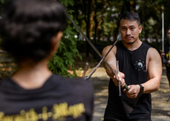 Miembros del grupo Gwaith-i-Megyr ensayan combates con espadas en un parque de Yakarta, Indonesia. Foto: AFP.