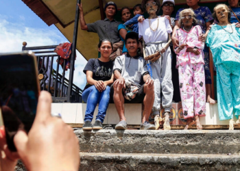 Una familia indonesia se toma una fotografía con los cadáveres de sus antepasados durante el rito tradicional del Manene en Lembang. Foto: AFP.
