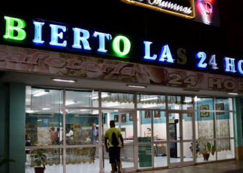 Cafetería en Santiago de Cuba. Foto: AFP.