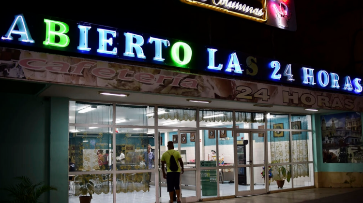 Cafetería en Santiago de Cuba. Foto: AFP.