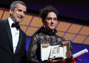 La actriz iraní Zar Amir-Ebrahimi (derecha) posa con su trofeo a la mejor actriz, por su papel en 'Holy Spider', en la 75ª edición del Festival de Cine de Cannes. Foto: AFP.