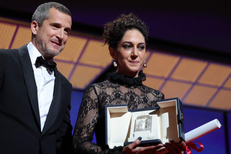 La actriz iraní Zar Amir-Ebrahimi (derecha) posa con su trofeo a la mejor actriz, por su papel en 'Holy Spider', en la 75ª edición del Festival de Cine de Cannes. Foto: AFP.
