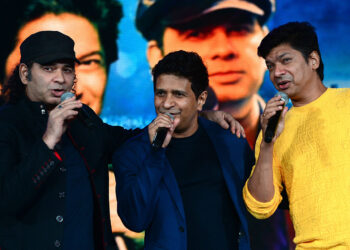 El cantante ecléctico Krishnakumar Kunnath (centro), más conocido como 'KK', en una de sus últimas presentaciones. Foto: AFP.