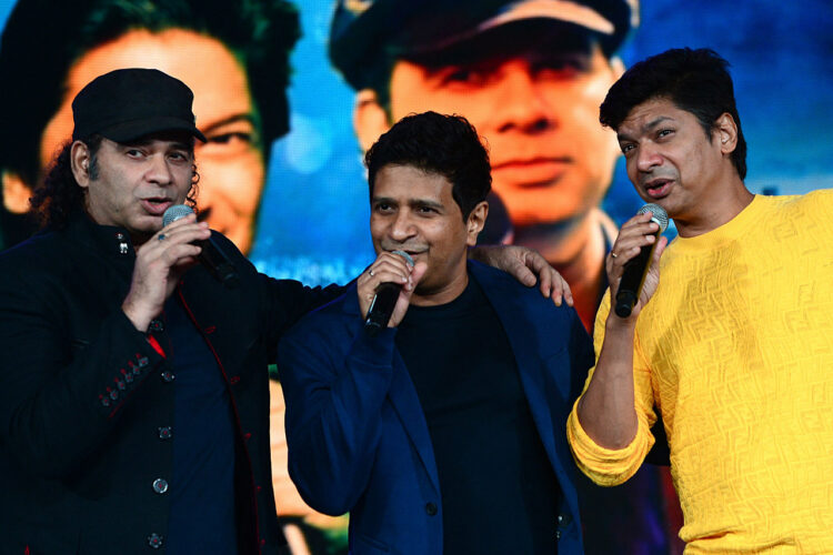 El cantante ecléctico Krishnakumar Kunnath (centro), más conocido como 'KK', en una de sus últimas presentaciones. Foto: AFP.