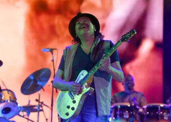 El guitarrista Carlos Santana, en el Teatro de Música Pine Knob. Foto: AFP.