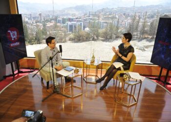 José Luis Duarte explica a Claudia Benavente, la puesta en escena de 'Carmina Burana'. Foto: Oswaldo Aguirre.