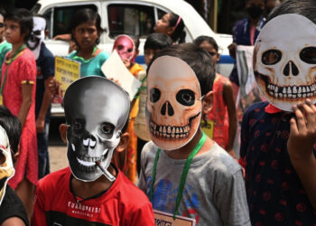 Unos niños participan en un acto de concienciación en el Día Mundial Sin Tabaco, el 31 de mayo de 2022, en Calcuta Dibyangshu Sarkar. Foto: AFP.