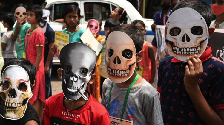Unos niños participan en un acto de concienciación en el Día Mundial Sin Tabaco, el 31 de mayo de 2022, en Calcuta Dibyangshu Sarkar. Foto: AFP.