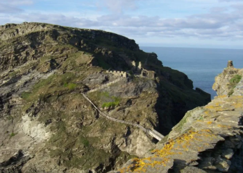 Uno de los castillos en riesgo, el fuerte medieval de Tintagel, en Cornualles, donde habría nacido el rey Arturo. Foto: Turismo Universal.