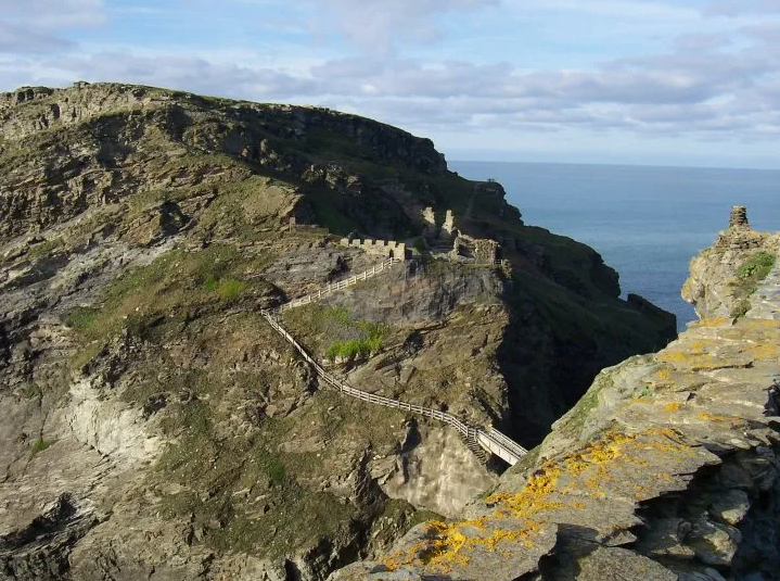 Uno de los castillos en riesgo, el fuerte medieval de Tintagel, en Cornualles, donde habría nacido el rey Arturo. Foto: Turismo Universal.