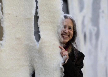 La artista chilena Cecilia Vicuña muestra su ecoactivismo en la Turbine Hall del museo Tate Modern de Londres. Foto: AFP.