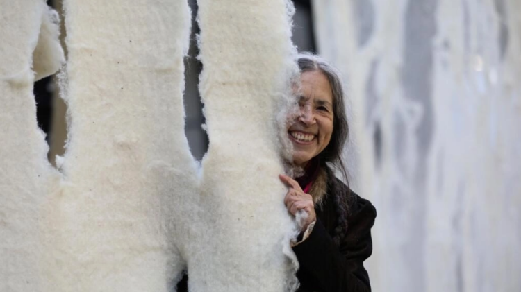 La artista chilena Cecilia Vicuña muestra su ecoactivismo en la Turbine Hall del museo Tate Modern de Londres. Foto: AFP.