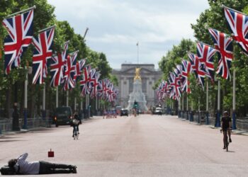 De jueves a domingo, las calles británicas se llenarán de banderas por los 70 años de Isabel II en el trono. Foto: AFP.