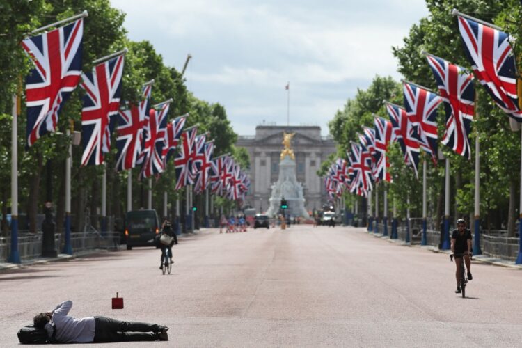De jueves a domingo, las calles británicas se llenarán de banderas por los 70 años de Isabel II en el trono. Foto: AFP.