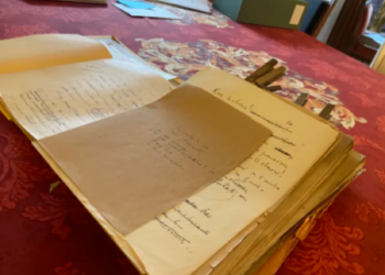 Esta fotografía, del 10 de agosto de 2021, muestra manuscritos descubiertos del del escritor francés Louis-Ferdinand Céline, en París. Foto: AFP.