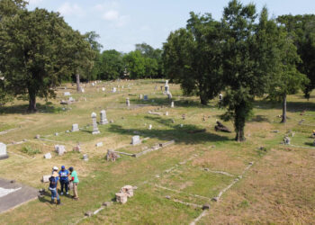 Voluntarios mejoran las condiciones del Cementerio de Olivewood, en Houston. Foto: AFP.