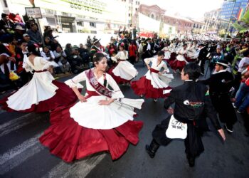Parejas bailando la Chacarera. Foto: Archivo La Razón.