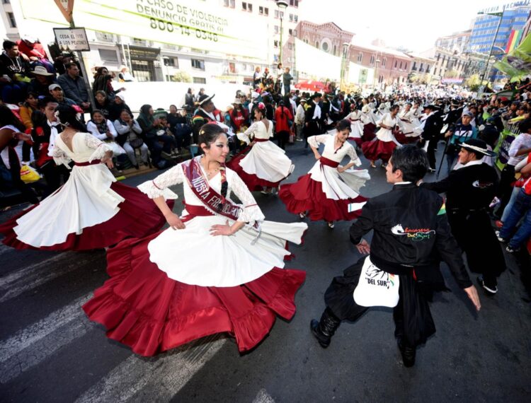 Parejas bailando la Chacarera. Foto: Archivo La Razón.